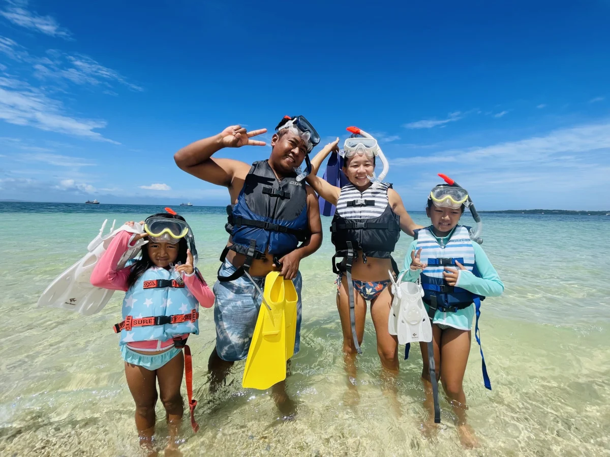 海で記念写真を撮るご家族